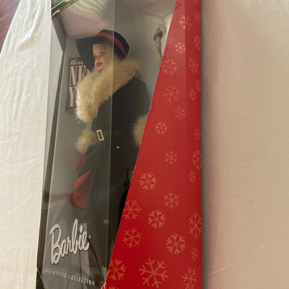 City Seasons 1998 Winter in New York Barbie Doll - Picture 4 of 7